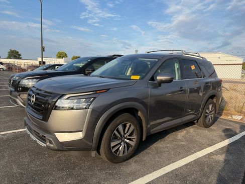 Used 2024 Nissan Pathfinder SL w/ Black Appearance Package AWD/4WD image 1