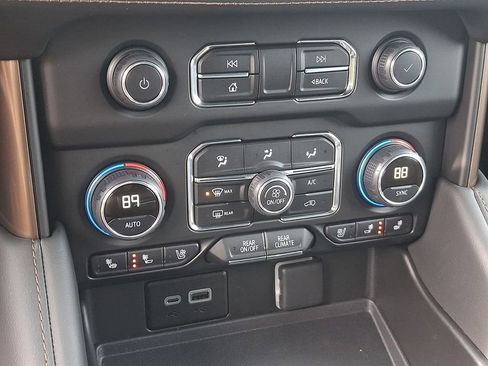 Used 2024 Chevrolet Suburban High Country image 15