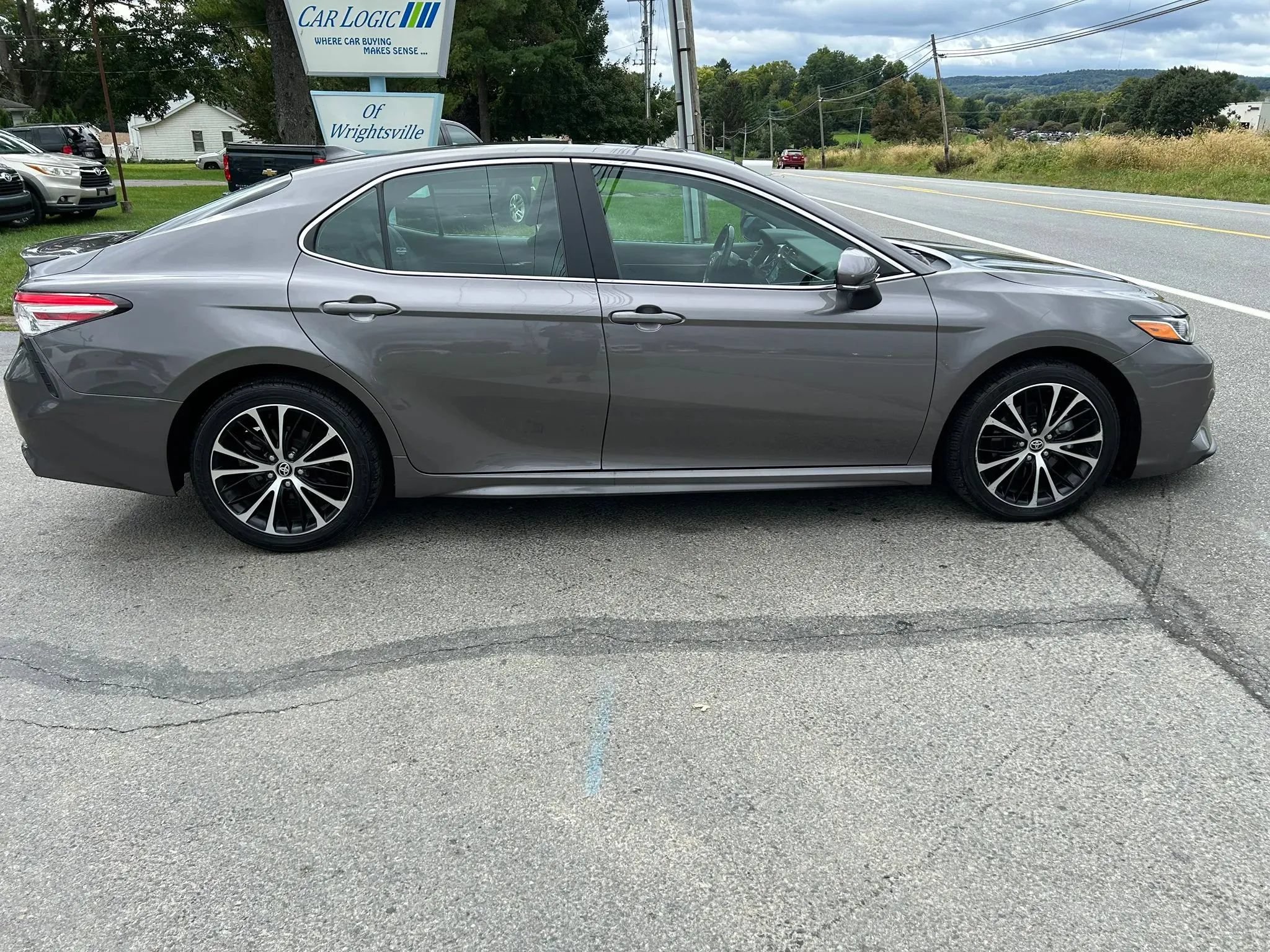 Used 2020 Toyota Camry SE w/ Convenience Package FWD image 10