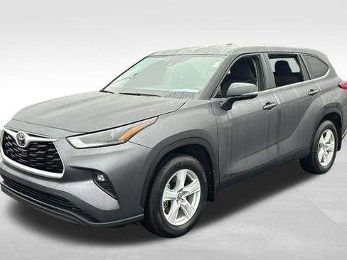 Used 2025 Toyota Highlander LE image 3