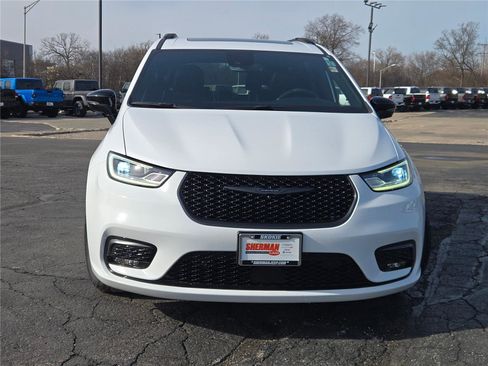 Used 2025 Chrysler Pacifica Premium FWD image 5