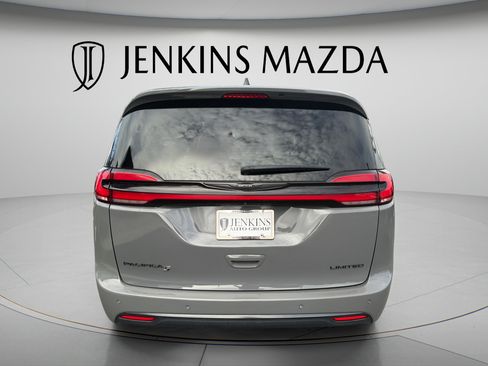 Used 2025 Chrysler Pacifica Limited FWD image 6