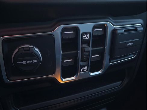 Used 2023 Jeep Gladiator Sport image 14