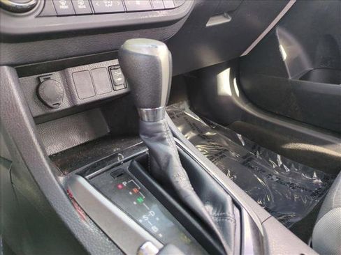 Used 2015 Toyota Corolla LE image 12