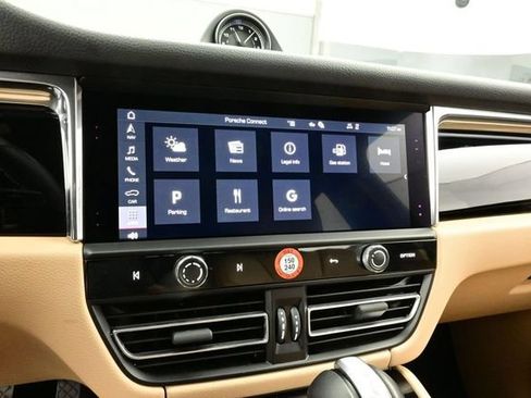 Certified 2025 Porsche Macan AWD/4WD image 10