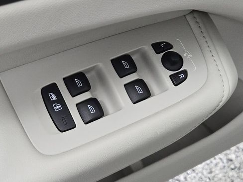 Used 2023 Volvo XC60 B5 Plus image 22