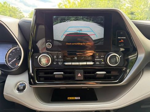 Used 2023 Toyota Highlander AWD image 34