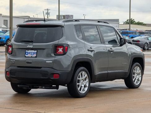 Used 2022 Jeep Renegade Latitude w/ Convenience Group AWD/4WD image 3