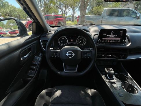 Used 2025 Nissan Rogue SV FWD image 11