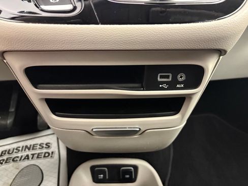 Used 2019 Chrysler Pacifica Touring-L FWD image 28