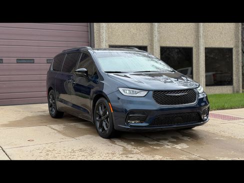 Used 2025 Chrysler Pacifica Limited image 1