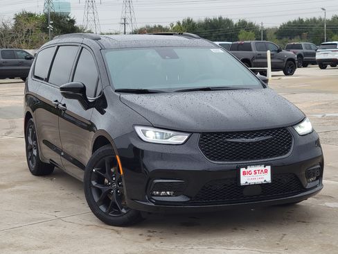 New 2026 Chrysler Pacifica Limited image 2