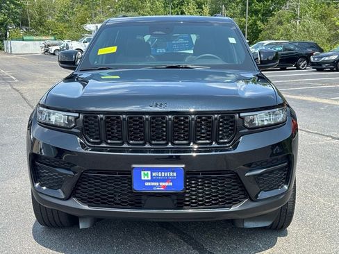 Used 2025 Jeep Grand Cherokee Altitude AWD/4WD image 2