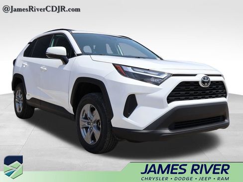 Used 2025 Toyota RAV4 XLE AWD/4WD image 6