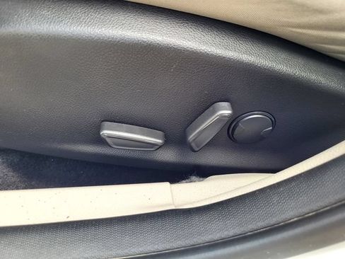 Used 2016 Ford Focus SE w/ SE Power Seat Package FWD image 11