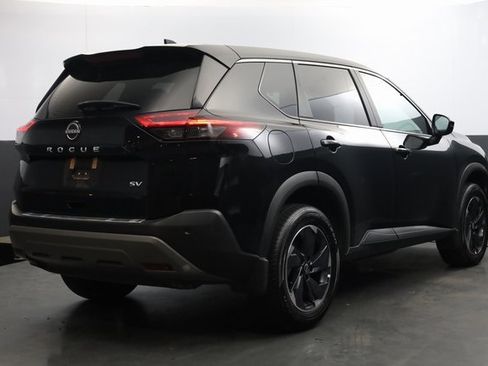 Used 2023 Nissan Rogue SV image 5