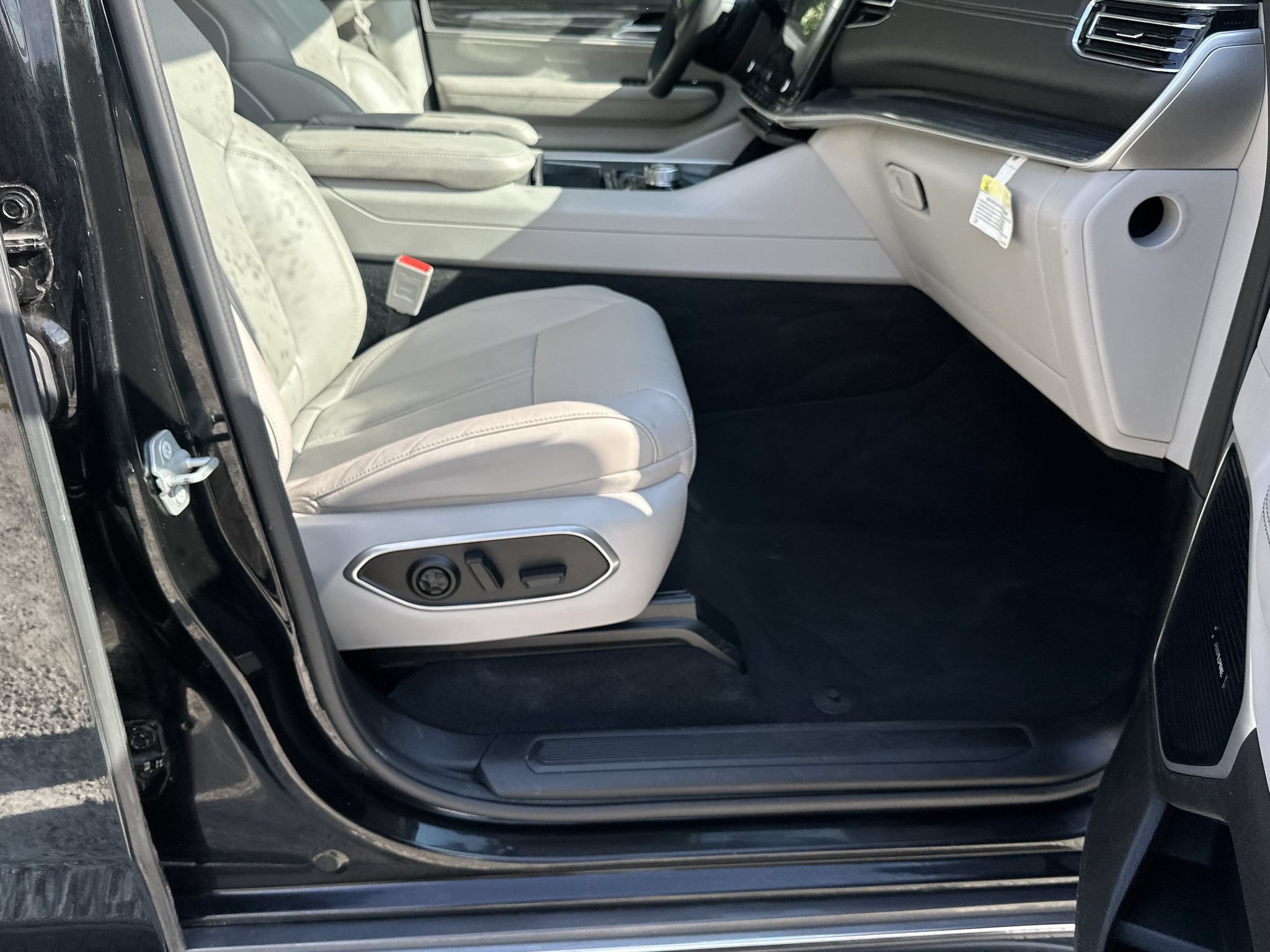 Used 2022 Jeep Wagoneer Series III w/ Flexible Seating Group RWD image 13