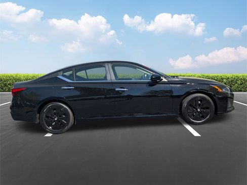 Used 2023 Nissan Altima 2.5 S image 3