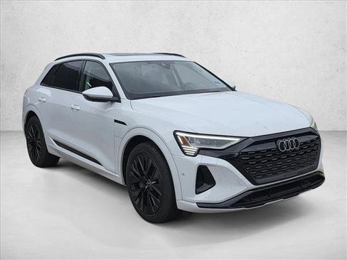 Certified 2024 Audi Q8 e-tron Prestige image 3