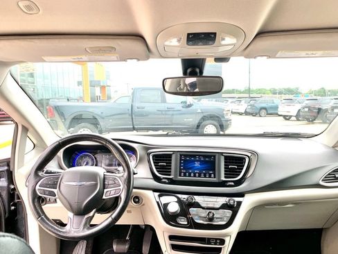 Used 2020 Chrysler Pacifica Touring-L FWD image 15