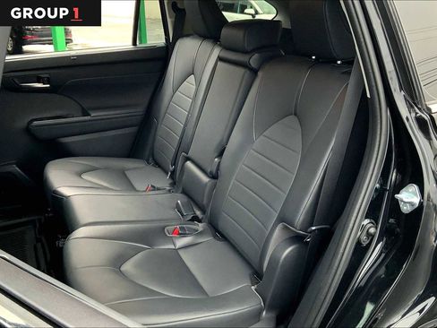 Used 2021 Toyota Highlander XLE AWD/4WD image 21