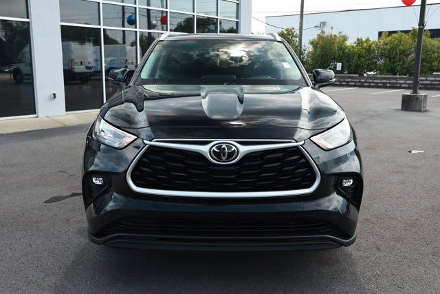 Used 2020 Toyota Highlander XLE AWD/4WD image 2
