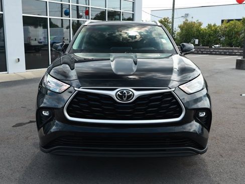 Used 2020 Toyota Highlander XLE AWD/4WD image 2
