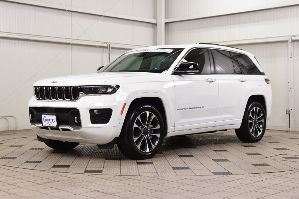 Used 2022 Jeep Grand Cherokee Overland w/ Luxury Tech Group IV AWD/4WD image 3