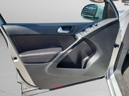 Used 2017 Volkswagen Tiguan S image 30