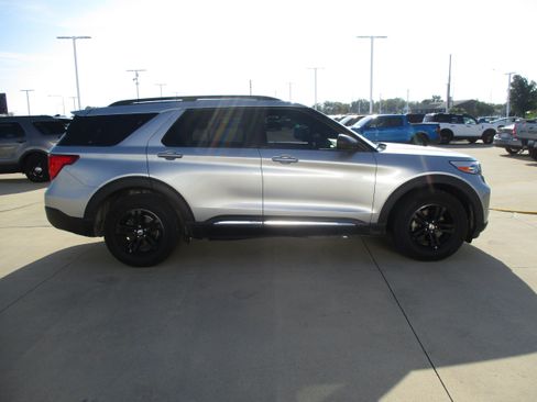 Used 2020 Ford Explorer XLT w/ Equipment Group 202A RWD image 5