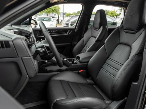 New 2025 Porsche Cayenne Turbo AWD/4WD image 5