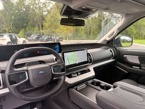 Used 2025 Ford Expedition Active AWD/4WD image 18