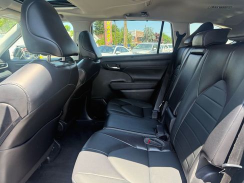 Used 2022 Toyota Highlander XLE AWD/4WD image 16