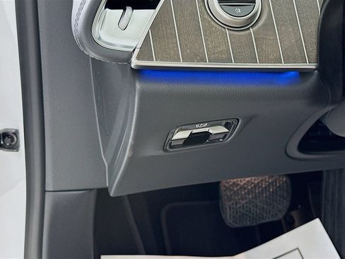 Used 2025 Mercedes-Benz E 350 Sedan image 11