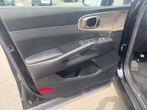 Used 2023 Kia Sorento S image 12