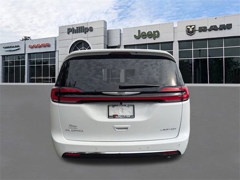 New 2026 Chrysler Pacifica Limited image 5