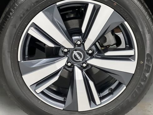 Used 2025 Nissan Rogue SL FWD image 65