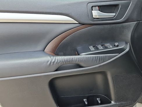 Used 2015 Toyota Highlander XLE AWD/4WD image 9