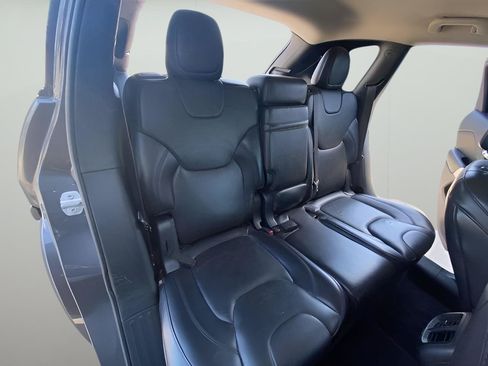 Used 2018 Jeep Cherokee Overland AWD/4WD image 2