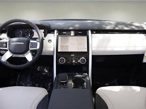 New 2025 Land Rover Discovery S image 14
