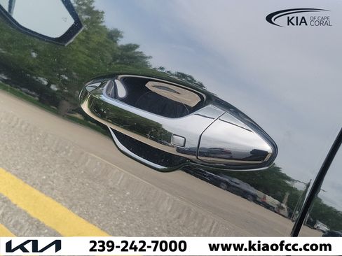 Used 2025 Kia Sportage EX FWD image 9