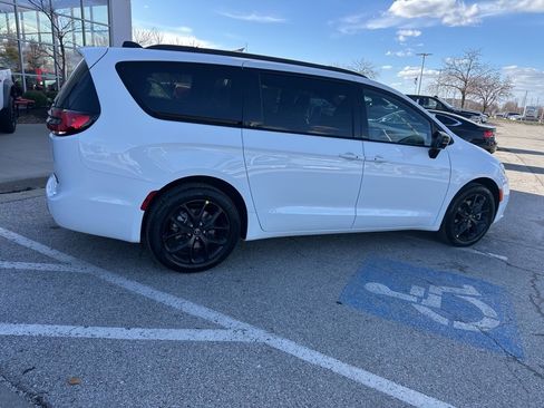 New 2026 Chrysler Pacifica Limited image 35