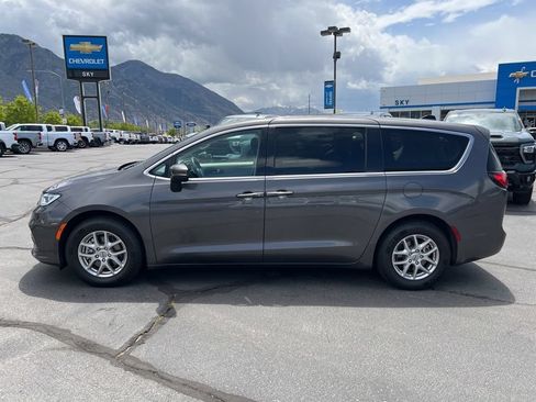 Used 2023 Chrysler Pacifica Touring-L FWD image 13