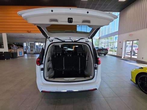 Used 2024 Chrysler Pacifica Touring-L FWD image 9