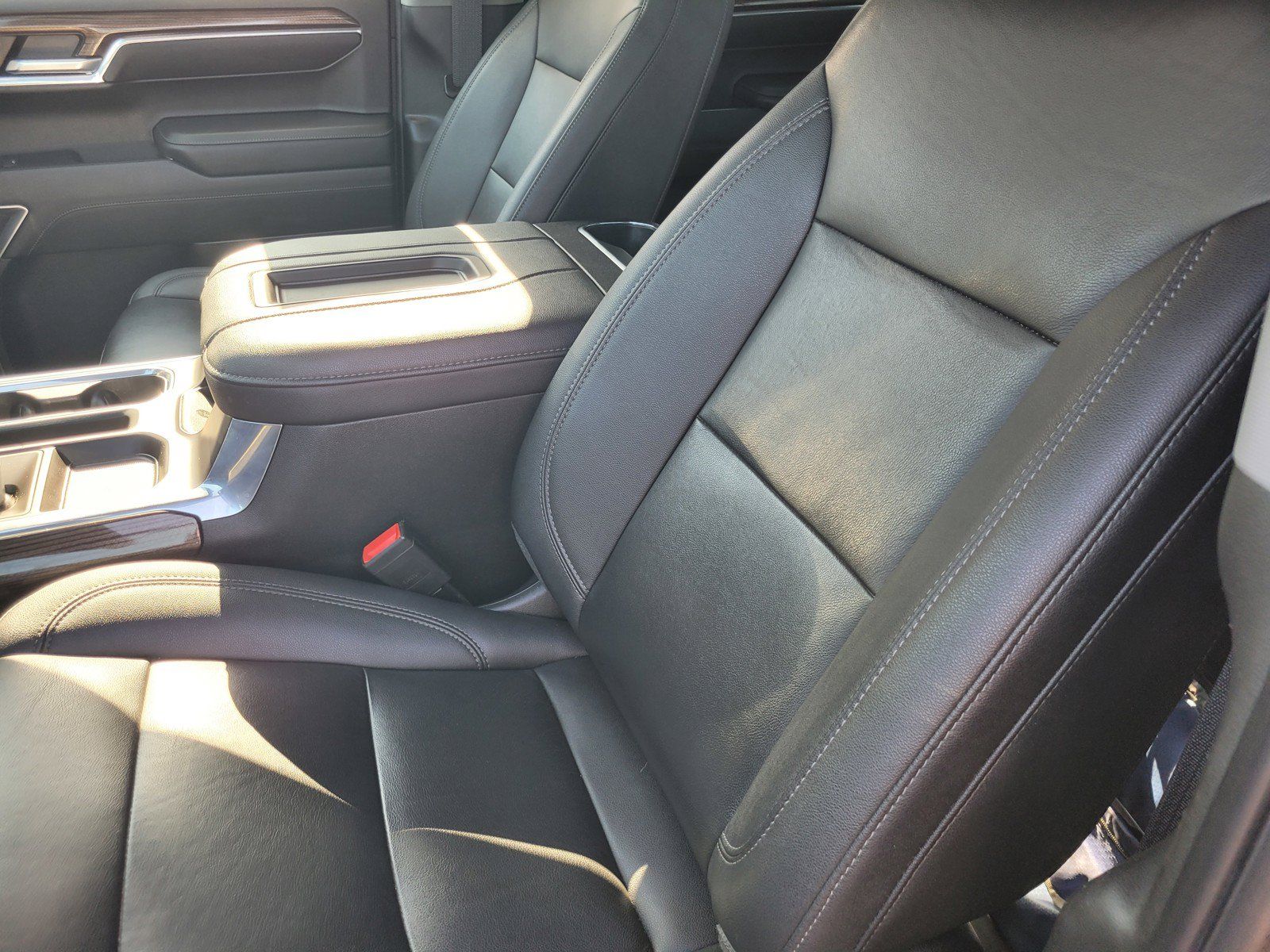 Used 2022 Chevrolet Silverado 1500 LT w/ Leather Package AWD/4WD image 9