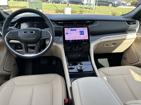 Certified 2025 Jeep Grand Cherokee Limited w/ Black Appearance Package image 10