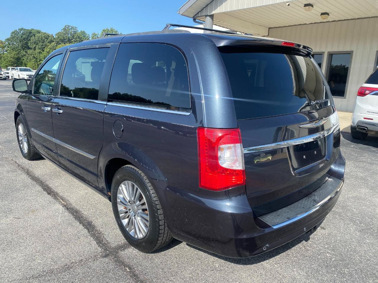 Used 2014 Chrysler Town & Country Touring-L w/ Driver Convenience Group FWD image 3