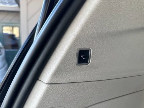 Used 2020 Chrysler Pacifica Touring-L image 31