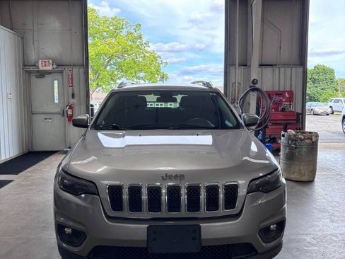 Used 2019 Jeep Cherokee Latitude w/ Popular Appearance Group AWD/4WD image 3