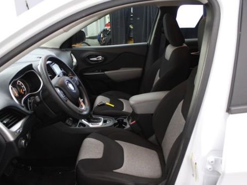 Used 2014 Jeep Cherokee Sport FWD image 27